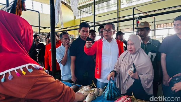 Danny Pomanto melakukan blusukan ke Pasar Sentral Suli, Luwu. detikcom/Ahmad Al Qadri