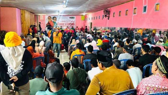 Danny Pomanto mendengarkan keluhan warga di Kecamatan Suli, Kabupaten Luwu, Sulawesi Selatan (Sulsel).