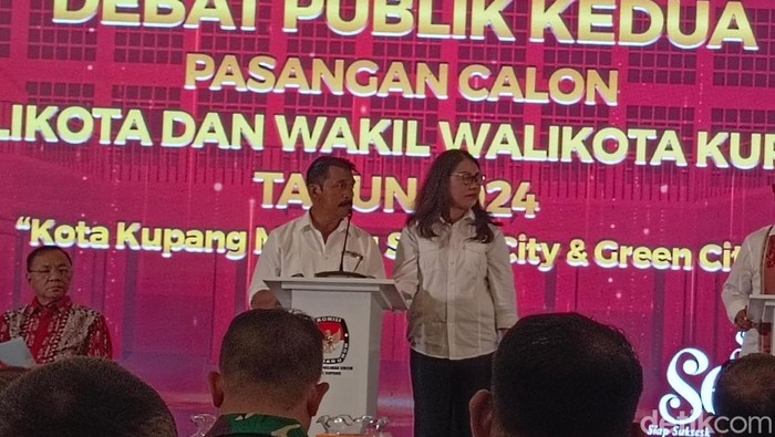 George-Ewalde saat hadir dalam debat kedua Pilwalkot Kupang di Hotel Kristal Kupang, NTT, Sabtu (2/11/2024). (Simon Selly/detikBali).