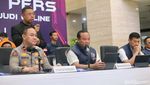 Digiring Petugas, Tersangka Sindikat Judi Online Tertunduk Lesu