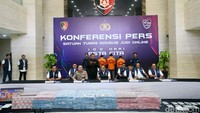 Polisi juga masih memburu dua tersangka lain.