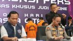 Digiring Petugas, Tersangka Sindikat Judi Online Tertunduk Lesu