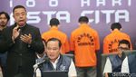 Digiring Petugas, Tersangka Sindikat Judi Online Tertunduk Lesu