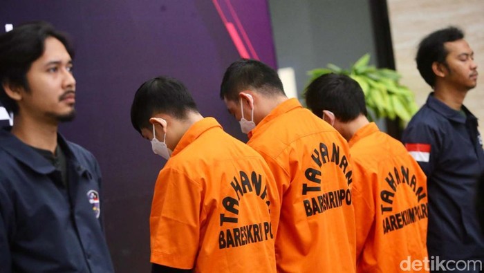 Digiring Petugas, Tersangka Sindikat Judi Online Tertunduk Lesu Bareskrim Polri membongkar sindikat judi online slot-8278 jaringan internasional yang dikendalikan WN China. Bareskrim menyita uang tunai senilai Rp 70,1 miliar.