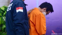 Salah satu tersangka tertunduk lesu saat digiring petugas.