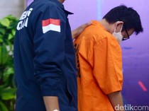 Digiring Petugas, Tersangka Sindikat Judi Online Tertunduk Lesu