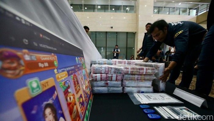 Digiring Petugas, Tersangka Sindikat Judi Online Tertunduk Lesu Bareskrim Polri membongkar sindikat judi online slot-8278 jaringan internasional yang dikendalikan WN China. Bareskrim menyita uang tunai senilai Rp 70,1 miliar.