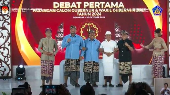 Dua paslon saat mengikuti debat terbuka pertama Pilgub Bali 2024. (Foto: Tangkapan Layar Youtube KPU Bali)