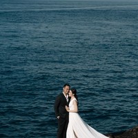 Febby dan Dio berpose romantis dengan suasana matahari tenggelam. Febby terlihat cantik mengenakan gaun putih rancangan Jeffrey Tan sedangkan pacarnya memakai setelan jas dari Wong Hang Tailor. Foto: Instagram Febby Rastanty