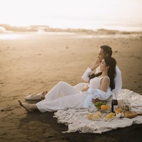 Adapun foto lain yang menampilkan keduanya lebih santai ketika piknik di pantai. Foto: Instagram Febby Rastanty