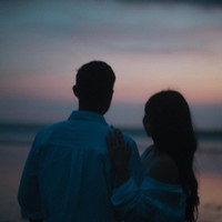 Sedangkan dalam potret berikut, keduanya berpose di bebatuan. Foto: Instagram Febby Rastanty