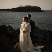 Indahnya pemandangan alam dan nuansa matahari tenggelam membuat pemotretan mereka semakin syahdu. Foto: Instagram Febby Rastanty