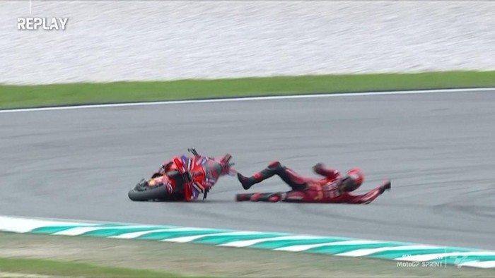 Francesco Bagnaia jatuh dan gagal finis di Sprint Race MotoGP Malaysia 2024. Hal ini tentu menguntungkan Jorge Martin .