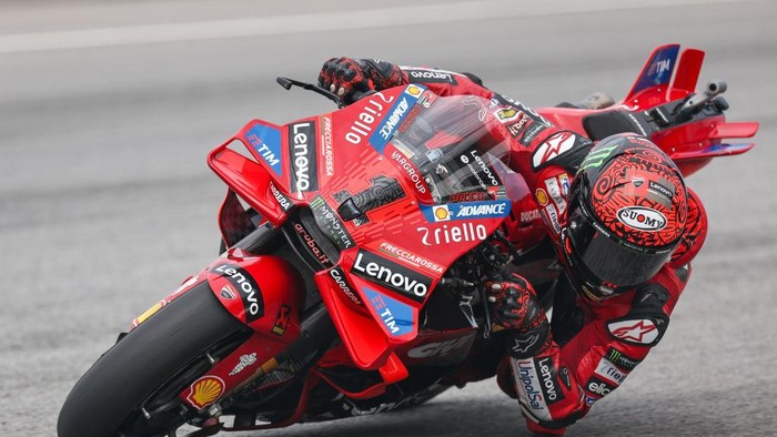 SEPANG, SGR - NOVEMBER 01: Francesco Bagnaia of Ducati Lenovo Team in action during Fridays free practice session of the Petronas Grand Prix of Malaysia held on November 01,2024 at Petronas Sepang International Circuit in Sepang, Malaysia. (Photo by Hazrin Yeob Men Shah/Icon Sportswire via Getty Images)