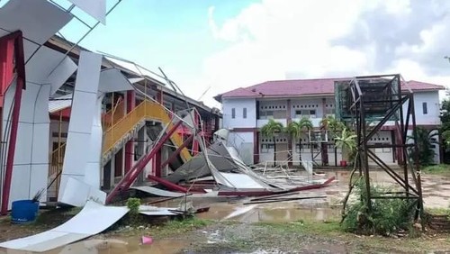 Gedung kampus STKIP Taman Siswa Bima yang rusak akibat hujan disertai angin puting beliung yang menerjang Kabupaten Bima, NTB, Sabtu (2/11/2024). (Foto: Dok. Istimewa)