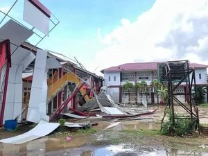 Angin Puting Beliung Terjang Bima, Pohon Tumbang hingga Rumah-Kampus Rusak