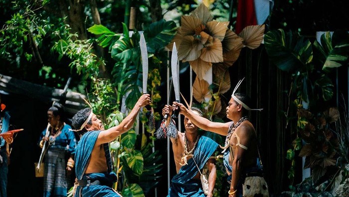Sanggar Bliran Sina Watublapi mempertunjukkan karya bertajuk “Gelar Budaya Bliran Sina Watublapi”. Mereka menampilkan semua ragam warisan budaya Suku Krowe.