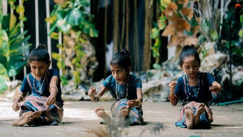 Sanggar Bliran Sina Watublapi mempertunjukkan karya bertajuk “Gelar Budaya Bliran Sina Watublapi”. Mereka menampilkan semua ragam warisan budaya Suku Krowe.