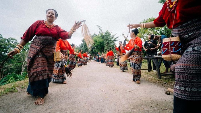 Sanggar Bliran Sina Watublapi mempertunjukkan karya bertajuk “Gelar Budaya Bliran Sina Watublapi”. Mereka menampilkan semua ragam warisan budaya Suku Krowe.