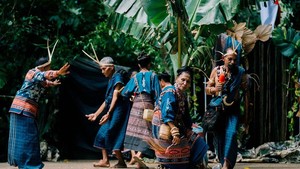 Kostum dan tata rias juga berpakem pada tradisi Suku Krowe.
