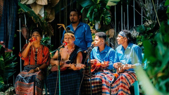 Sanggar Bliran Sina Watublapi mempertunjukkan karya bertajuk “Gelar Budaya Bliran Sina Watublapi”. Mereka menampilkan semua ragam warisan budaya Suku Krowe.