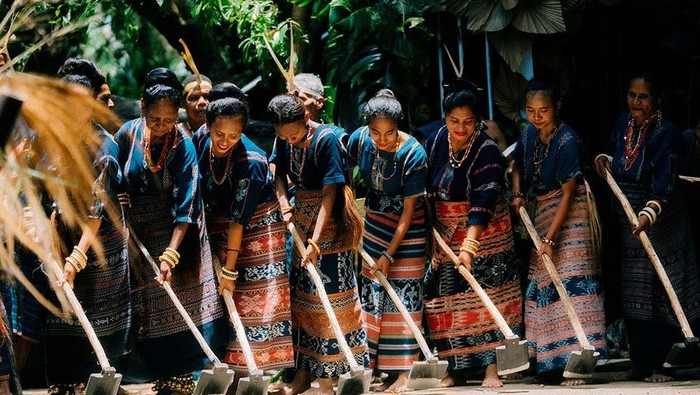 Sanggar Bliran Sina Watublapi mempertunjukkan karya bertajuk “Gelar Budaya Bliran Sina Watublapi”. Mereka menampilkan semua ragam warisan budaya Suku Krowe.