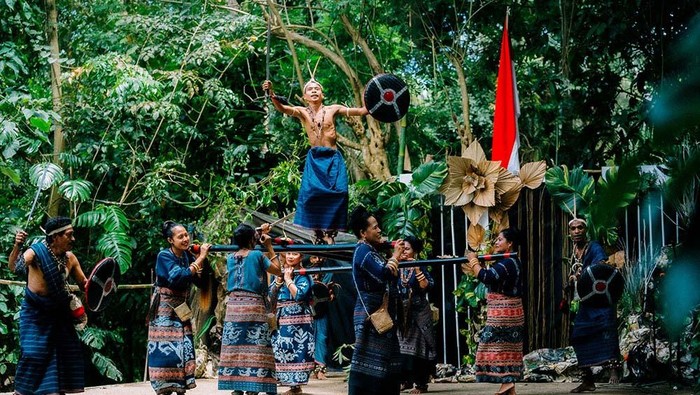 Sanggar Bliran Sina Watublapi mempertunjukkan karya bertajuk “Gelar Budaya Bliran Sina Watublapi”. Mereka menampilkan semua ragam warisan budaya Suku Krowe.