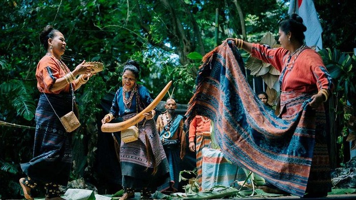 Sanggar Bliran Sina Watublapi mempertunjukkan karya bertajuk “Gelar Budaya Bliran Sina Watublapi”. Mereka menampilkan semua ragam warisan budaya Suku Krowe.