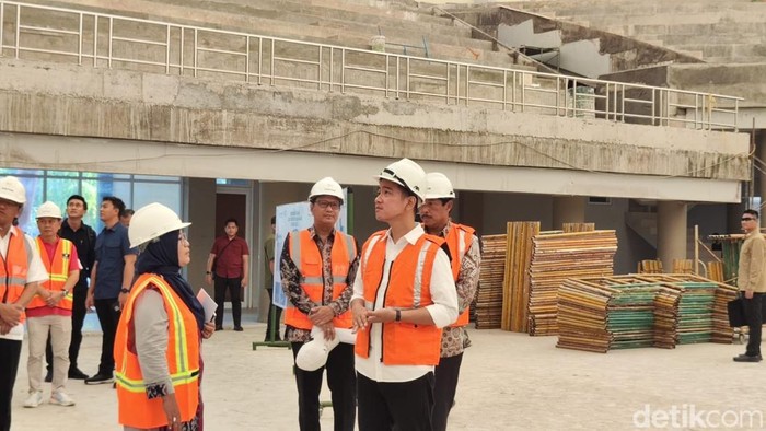 Wapres Gibran Rakabuming Raka meninjau pembangunan GOR Indoor Manahan, Sabtu (2/11/2024).