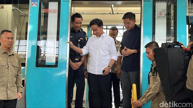 Wapres Gibran Rakabuming Raka meninjau uji coba battery tram di Stasiun Purwosari, Sabtu (2/11/2024).