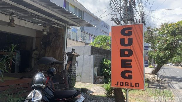 Bu Retno's Warung Gudeg Joglo is visible from the outside.