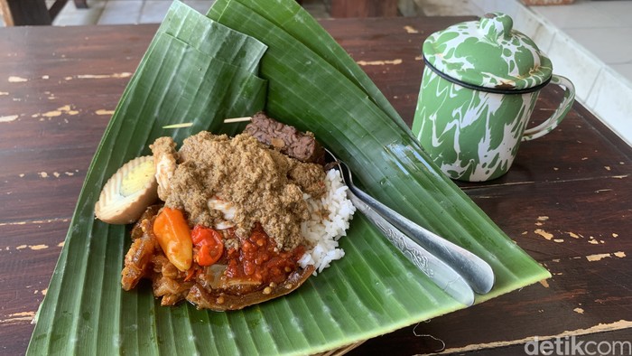 Satu porsi standar Gudeg Joglo Bu Retno. (Rizki Setyo Samudero/detikBali)