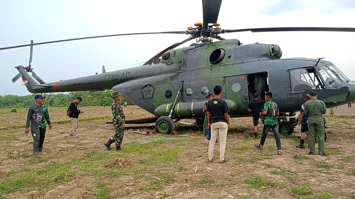 Heli TNI AD take-off dari Dukuh Tindik, Desa Kadengan, Kecamatan Randublatung Blora, Sabtu (2/11/2024).