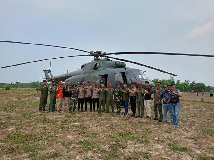 Heli TNI AD take-off dari Dukuh Tindik, Desa Kadengan, Kecamatan Randublatung Blora, Sabtu (2/11/2024).