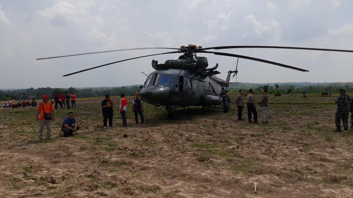 Helikopter mendarat darurat di persawahan di Blora, Sabtu (2/11/2024).