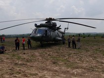 Video: Helikopter TNI AD Mendarat Darurat di Blora Jateng, Jadi Tontonan Warga