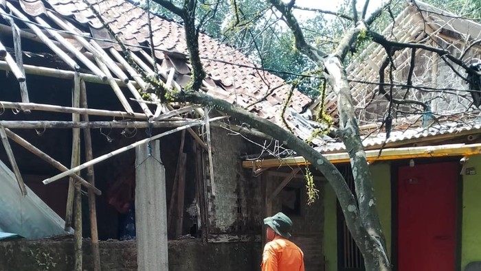 Hujan deras disertai angin kencang merusak 8 rumah di kawasan Desa Gintung Cilejet, Parungpanjang, Bogor, Jawa Barat. (dok. ist)