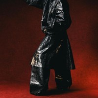 Setelah diundang menonton fashion show brand Bottega Veneta pada September lalu kini Imane didaulat jadi model sampul majalah Vogue Arabia. Imane pun disebut ‘new fashion darling’. Foto: Instagram Vogue Arabia