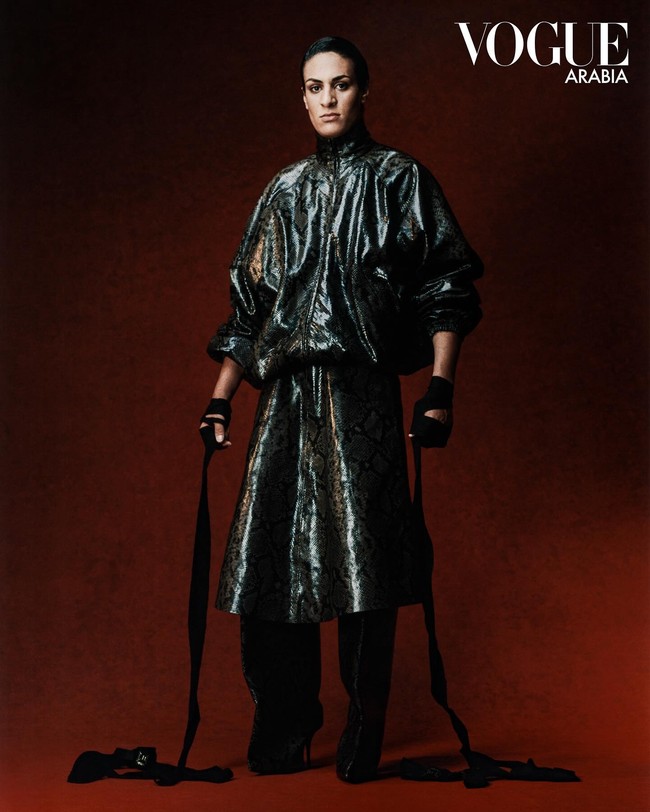 Dalam pemotretan yang dirilis Vogue, Imane tampil high fashion menggunakan busana dari brand-brand kenamaan, termasuk Balenciaga dan Bottega Veneta. Kali ini ia hadir dengan gaya yang lebih bold dan maskulin. Foto: Instagram Vogue Arabia