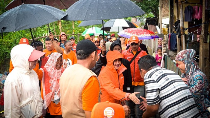 Calon wali kota Makassar nomor urut 3, Indira Yusuf Ismail, menunjukkan komitmennya untuk mendengarkan suara masyarakat dengan melakukan blusukan di Kecamatan Tamalanrea.
