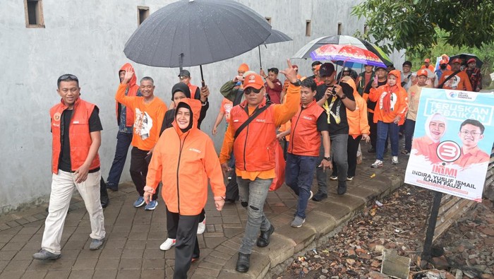 Calon wali kota Makassar nomor urut 3, Indira Yusuf Ismail berkeliling menemui warga di Kecamatan Tamalanrea, Makassar meski sedang hujan.