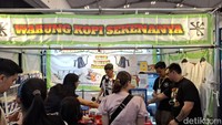 Berbagai cara unik dilakukan setiap gerai untuk menarik perhatian pengunjung. Ada Warung Kopi Sekenanya yang menggunakan spanduk mirip pecel lele sehingga tampak nyentrik. Foto: detikcom/Diah Afrilian