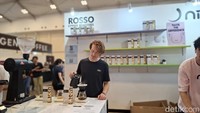 Ada juga gerai kopi yang menampilkan aksi barista ekspatriat dalam menyeduh kopi. Sehingga coffee junkie dapat berbincang tentang pengalaman kopi dari sisi yang berbeda. Foto: detikcom/Diah Afrilian
