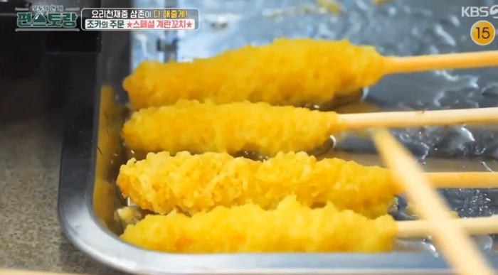 Jaejoong membuat telur gulung