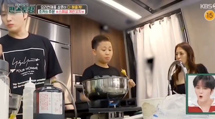 Jaejoong membuat telur gulung