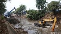 Dua unit alat berat digunakan untuk mengeruk lumpur di Kali Ciliwung segmen Manggarai.