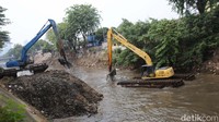 Pengerukan ini sebagai upaya penanganan banjir di Jakarta.