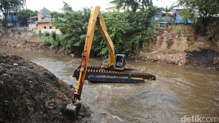 Sepanjang Januari-Oktober 2024, Pemprov DKI Jakarta telah mengeruk 838.912 meter kubik sedimen lumpur. Lumpur dikeruk dari waduk, saluran penghubung (Phb) dan sungai.