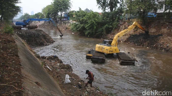 Januari-Oktober 2024, Pemprov Jakarta Keruk 838.912 Kubik Lumpur Sepanjang Januari-Oktober 2024, Pemprov DKI Jakarta telah mengeruk 838.912 meter kubik sedimen lumpur. Lumpur dikeruk dari waduk, saluran penghubung (Phb) dan sungai.