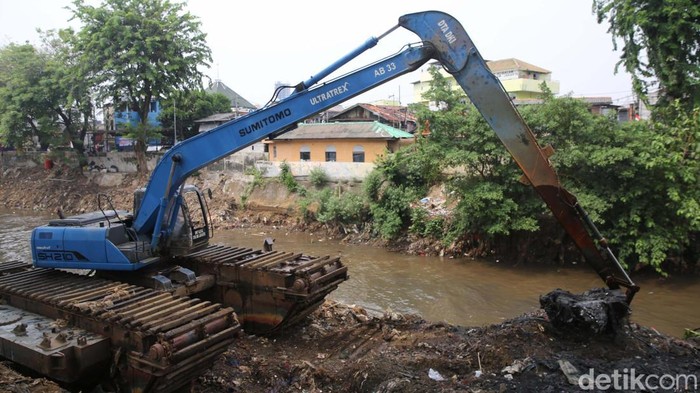 Sepanjang Januari-Oktober 2024, Pemprov DKI Jakarta telah mengeruk 838.912 meter kubik sedimen lumpur. Lumpur dikeruk dari waduk, saluran penghubung (Phb) dan sungai.